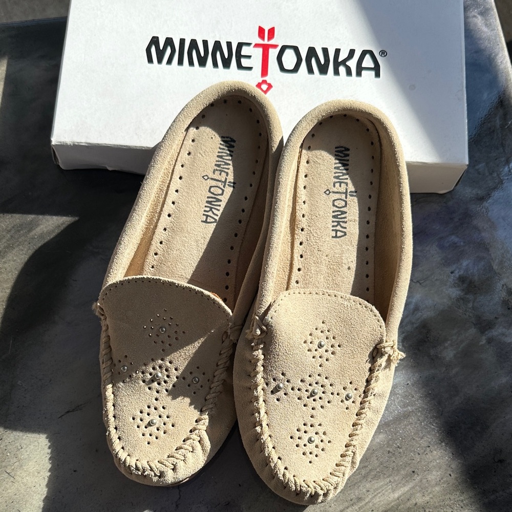 Minnetonka Women's Minnetonka Stone Leila Mules Size 6 Moccasins